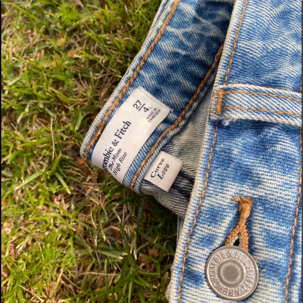 BRAND new MOM JEANS